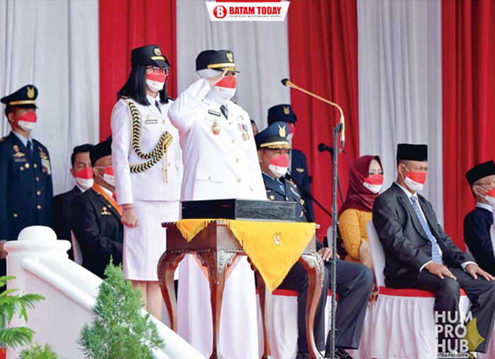 Wagub Marlin saat menjadi inspektur upacara penurunan bendera HUT RI ke-76